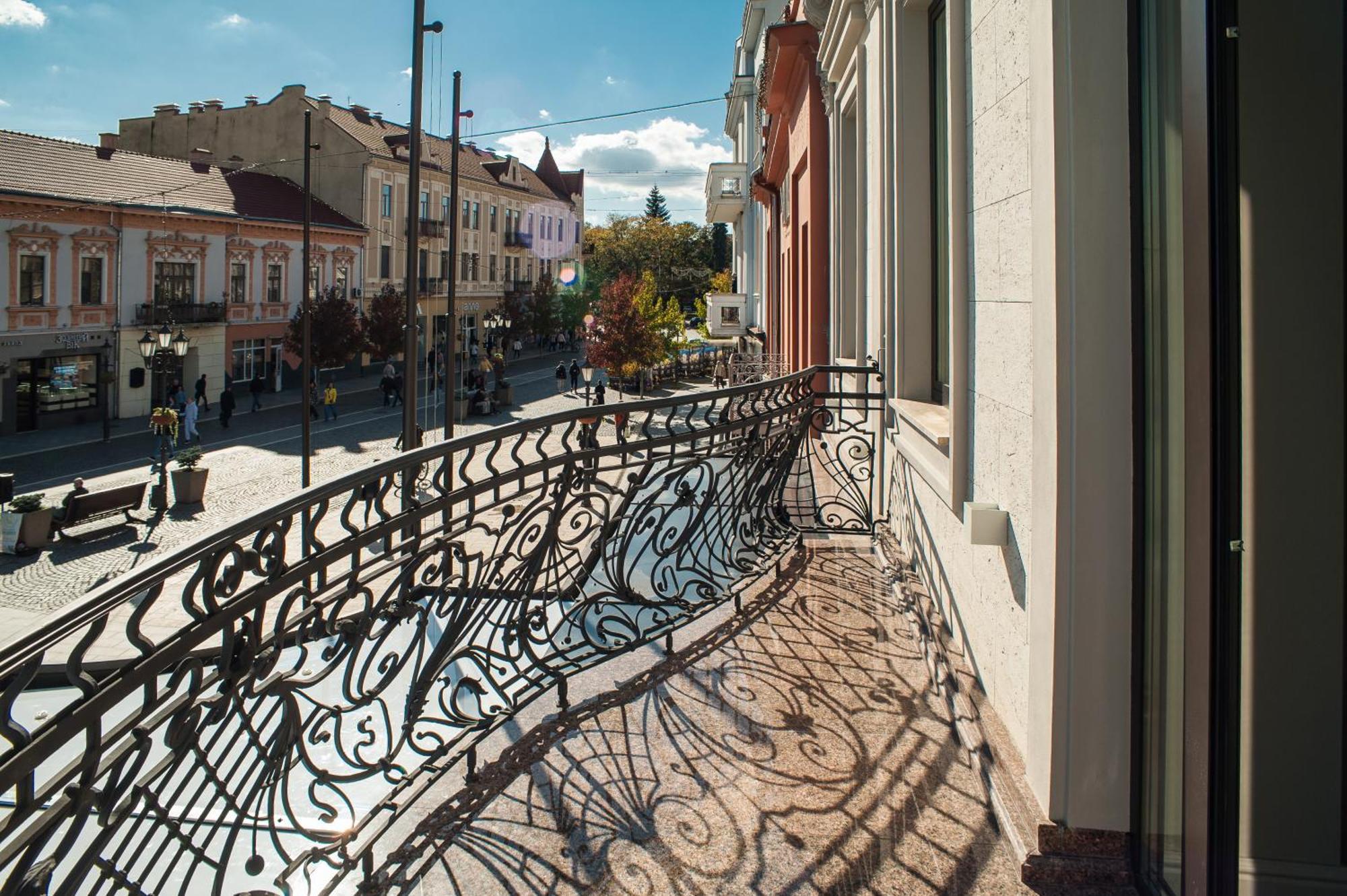 Old Continent Hotel Uzhhorod Exterior photo